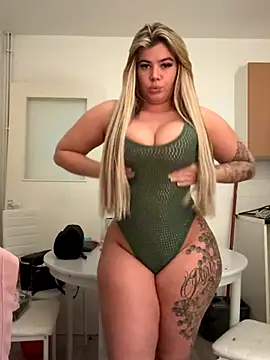 Snapshot of Ellemonroe chatting on October 28, 2025, 2:26 am Ellemonroe online show from October 28, 2025, 2:26 am