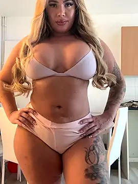 Snapshot of Ellemonroe chatting on October 28, 2025, 2:31 pm Ellemonroe online show from October 28, 2025, 2:31 pm