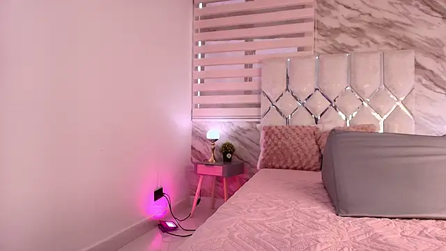 ellisrossi online show from November 27, 2025, 7:05 pm