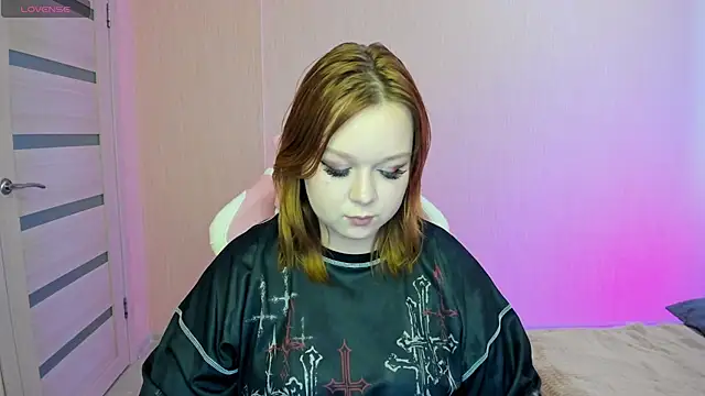 Snapshot of Lovly_Vixen chatting on October 23, 2025, 7:40 am Lovly Vixen online show from October 23, 2025, 7:40 am