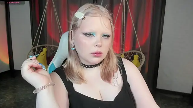 Snapshot of LottieReed chatting on May 17, 2026, 12:12 pm LottieReed online show from May 17, 2026, 12:12 pm