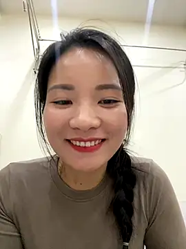 Bee Yellow00 online show from November 12, 2025, 4:35 am