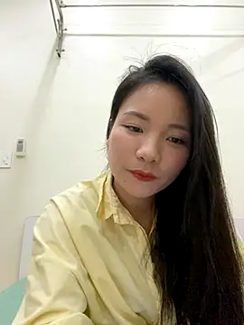 Bee Yellow00 online show from December 4, 2025, 4:33 am