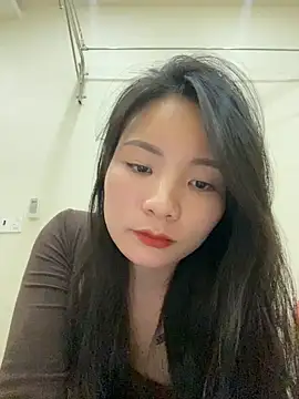 Bee Yellow00 online show from December 15, 2025, 4:39 am