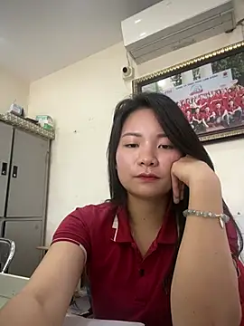 Bee Yellow00 online show from March 25, 2026, 8:53 am