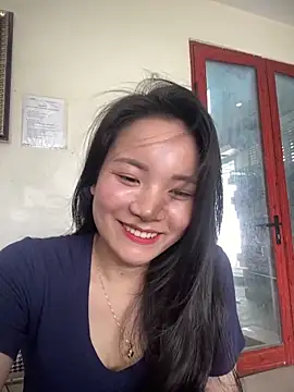 Bee Yellow00 online show from April 8, 2026, 3:17 am