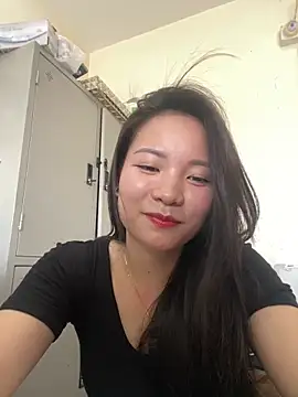 Bee Yellow00 online show from May 28, 2026, 9:39 am
