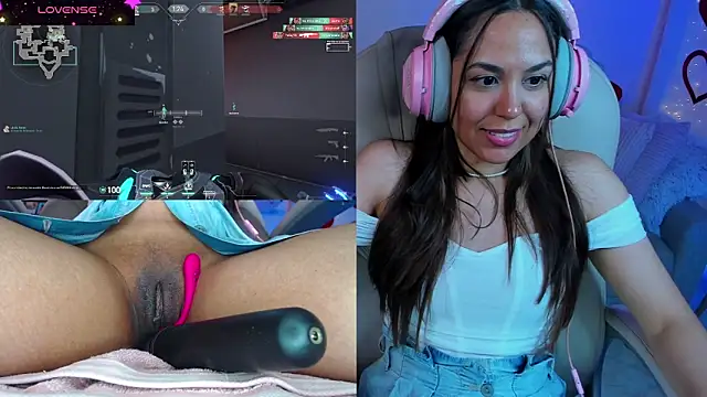 Snapshot of VenusIsLove_ chatting on February 17, 2025, 12:32 am VenusIsLove online show from February 17, 2025, 12:32 am