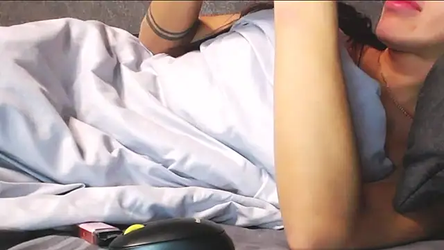 velvetveyraX online show from April 10, 2026, 5:17 pm