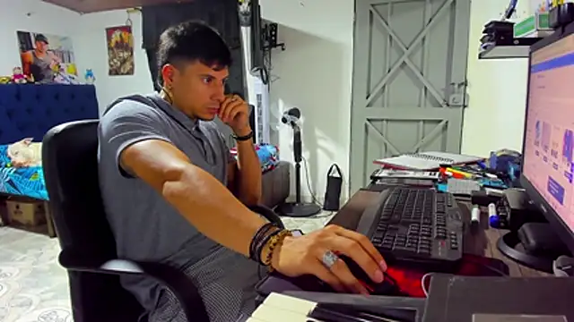 Snapshot of Malek_Ivonny chatting on November 11, 2025, 2:44 am Malek Ivonny online show from November 11, 2025, 2:44 am