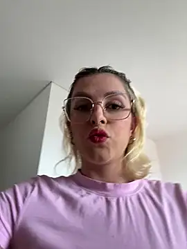 Snapshot of loremusis- chatting on November 6, 2025, 7:37 pm loremusis- online show from November 6, 2025, 7:37 pm