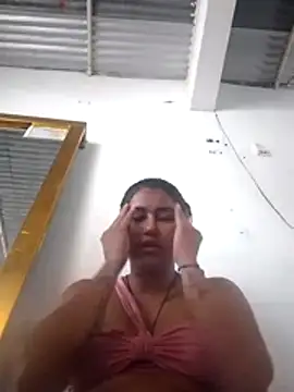 lindalatina11 online show from November 5, 2025, 7:14 pm