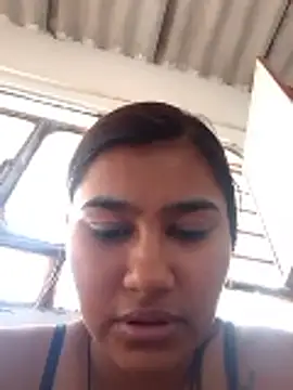 lindalatina11 online show from November 9, 2025, 4:49 pm