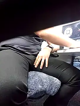 ozone1992 online show from April 12, 2026, 8:41 am