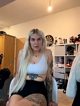 Snapshot of MissyLxox chatting on November 10, 2025, 8:24 am MissyLxox online show from November 10, 2025, 8:24 am