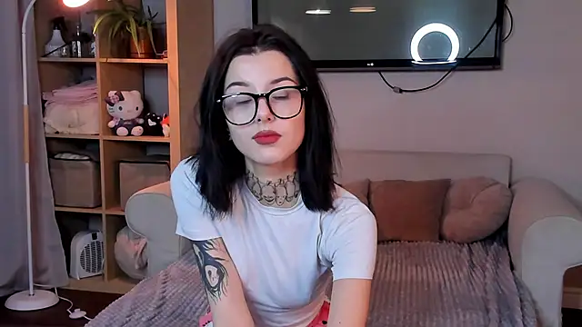 Snapshot of DonnaHicks chatting on October 29, 2025, 2:41 pm DonnaHicks online show from October 29, 2025, 2:41 pm