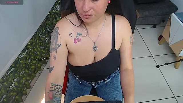 Snapshot of darian_boobs chatting on November 5, 2025, 2:17 pm darian boobs online show from November 5, 2025, 2:17 pm