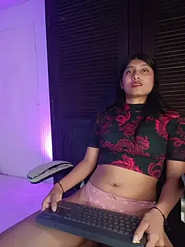 YeseniaRodriguez3 online show from April 8, 2026, 1:11 pm