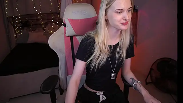 Snapshot of MonicaVelen chatting on October 29, 2025, 6:48 am MonicaVelen online show from October 29, 2025, 6:48 am