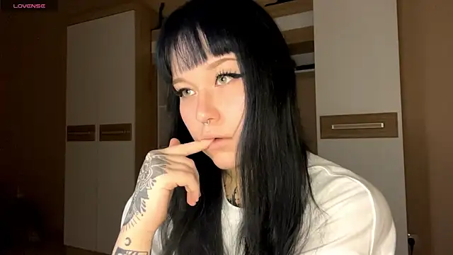 Snapshot of LaurenOveson chatting on October 27, 2025, 7:34 am LaurenOveson online show from October 27, 2025, 7:34 am