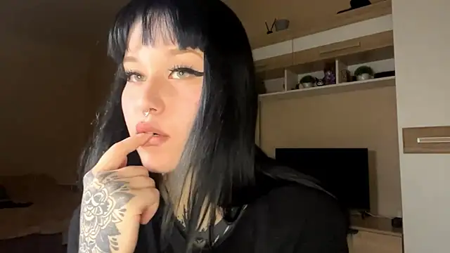 Snapshot of LaurenOveson chatting on October 29, 2025, 10:28 am LaurenOveson online show from October 29, 2025, 10:28 am