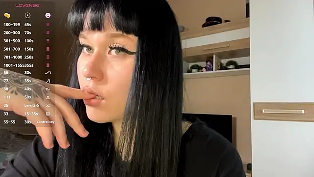 Snapshot of LaurenOveson chatting on November 10, 2025, 6:23 am LaurenOveson online show from November 10, 2025, 6:23 am