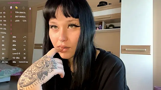 Snapshot of LaurenOveson chatting on November 11, 2025, 8:25 am LaurenOveson online show from November 11, 2025, 8:25 am