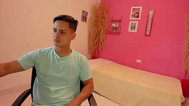 Snapshot of elmasmas01 chatting on October 25, 2025, 11:10 pm elmasmas01 online show from October 25, 2025, 11:10 pm