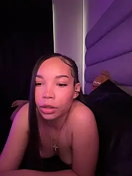 Snapshot of nikkiloveee chatting on February 2, 2026, 9:24 pm nikkiloveee online show from February 2, 2026, 9:24 pm