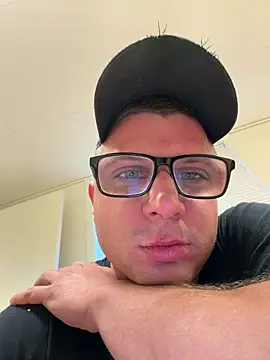 Snapshot of PolishBoy1995 chatting on November 5, 2025, 1:44 pm PolishBoy1995 online show from November 5, 2025, 1:44 pm