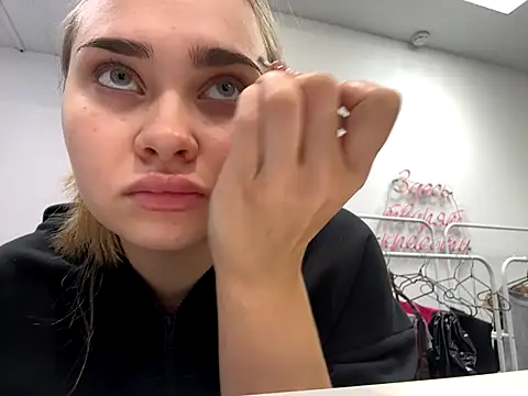 MilaRaven online show from December 2, 2025, 6:41 am