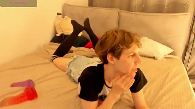 AvenGlow online show from April 17, 2026, 9:51 pm