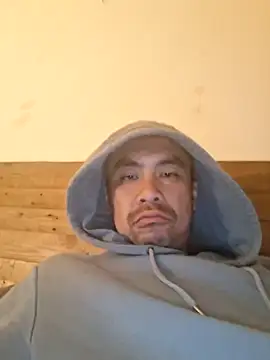 Stronggdragon85 online show from May 10, 2026, 1:05 pm