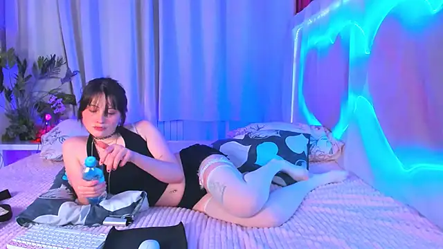 MollyPixie  online show from November 8, 2025, 5:29 am