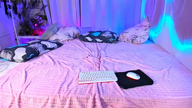 MollyPixie  online show from November 12, 2025, 6:36 am