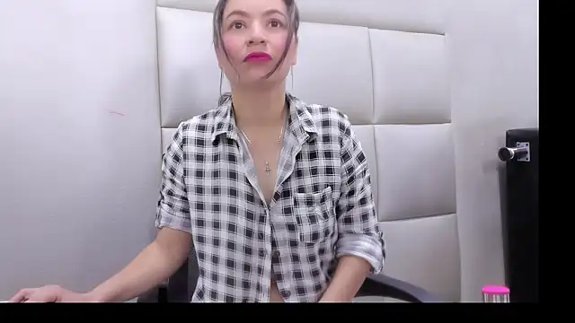 Snapshot of HannMachinne chatting on October 27, 2025, 10:47 pm HannMachinne online show from October 27, 2025, 10:47 pm