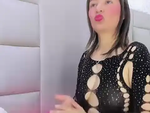 Snapshot of HannMachinne chatting on November 4, 2025, 7:35 pm HannMachinne online show from November 4, 2025, 7:35 pm