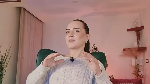 Snapshot of SiennaRosse chatting on February 17, 2026, 9:43 pm SiennaRosse online show from February 17, 2026, 9:43 pm