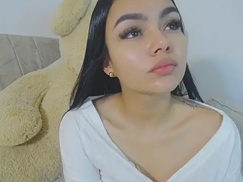 Snapshot of little_emiily_ chatting on November 3, 2025, 11:44 am little emiily online show from November 3, 2025, 11:44 am