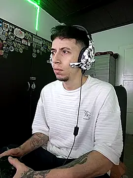 Snapshot of Aron_Jones_ chatting on October 29, 2025, 9:27 pm Aron Jones online show from October 29, 2025, 9:27 pm