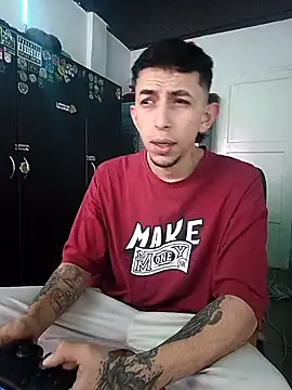 Snapshot of Aron_Jones_ chatting on November 1, 2025, 8:33 pm Aron Jones online show from November 1, 2025, 8:33 pm