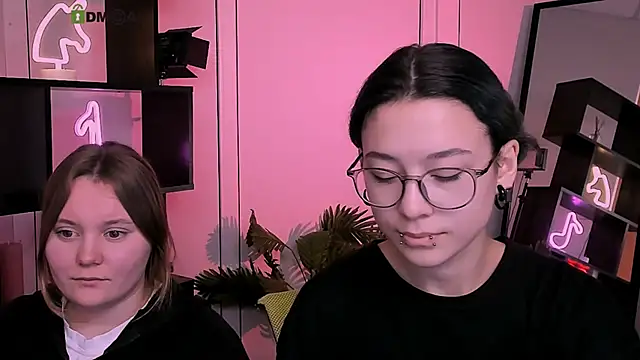 Snapshot of karolina_vendi chatting on November 7, 2025, 12:16 pm karolina vendi online show from November 7, 2025, 12:16 pm