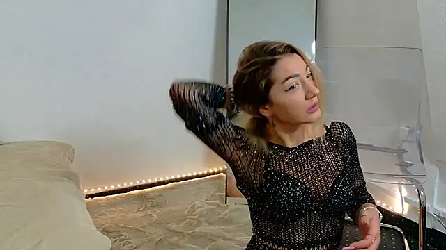 Snapshot of Ammelia_ chatting on November 3, 2025, 6:36 am Ammelia online show from November 3, 2025, 6:36 am