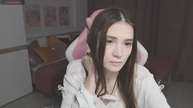 Hana Flo  online show from November 17, 2025, 1:06 pm