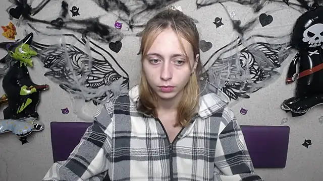 Snapshot of TracyLll chatting on November 11, 2025, 1:44 pm TracyLll online show from November 11, 2025, 1:44 pm