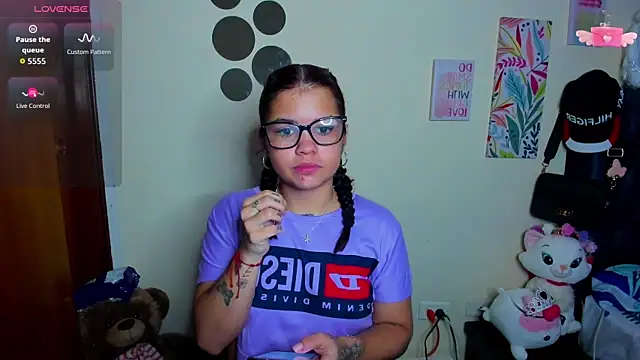 Emma boo online show from November 19, 2025, 1:44 pm