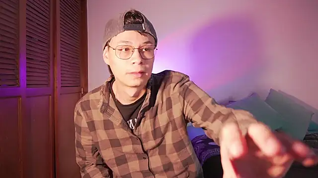 estmonnn online show from May 13, 2026, 1:03 am