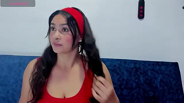 Isa-Giraldo online show from April 17, 2026, 1:25 pm