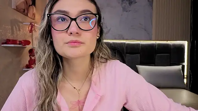 Im-Lola online show from December 3, 2025, 7:56 pm