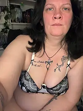 Snapshot of Lara-Live chatting on December 3, 2025, 10:19 pm Lara-Live online show from December 3, 2025, 10:19 pm